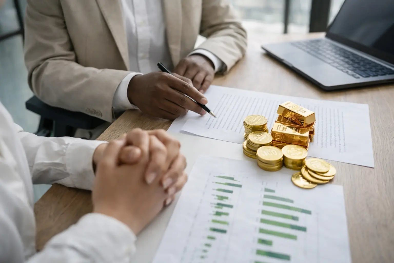 Oro físico vs oro en fondos: guía sencilla para empezar