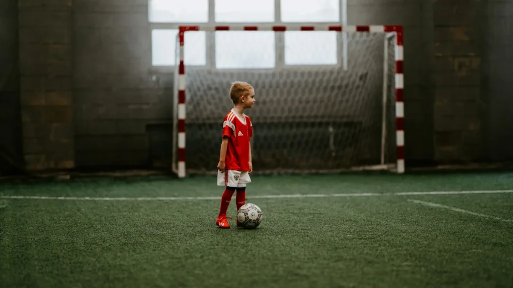 Niño jugando al fútbol - Diman Capital