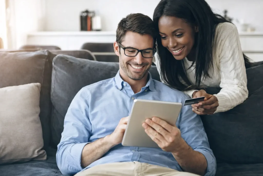 Pareja consulta beneficios de cuenta remunerada